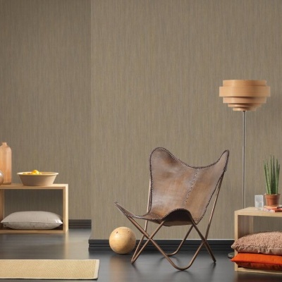 Cadeira de couro castanho e objetos decorativos em sala com parede bege texturada