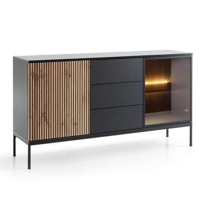 Aparador preto com madeira clara e porta de vidro fumado iluminada