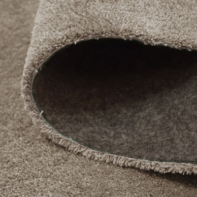 Tapete bege de pelo curto com verso em feltro cinzento