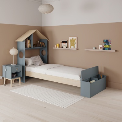 Quarto infantil com cama em madeira clara e azul, mesa de cabeceira, tapete branco e decoração em prateleiras