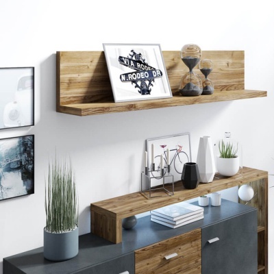 Prateleira de madeira pendurada na parede com objetos decorativos