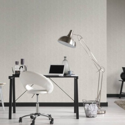 Escritório com mesa preta, cadeira branca, candeeiro metálico e objetos de escritório