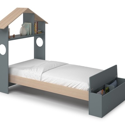 cama infantil em madeira cinzenta com prateleiras e teto em forma de casa