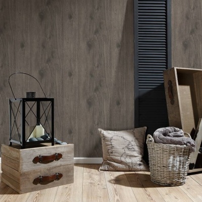 Mesa de madeira clara com lanterna preta e objetos decorativos num chão de madeira clara