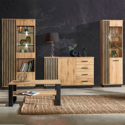 Conjunto de móveis de sala de estar em madeira clara e detalhes pretos