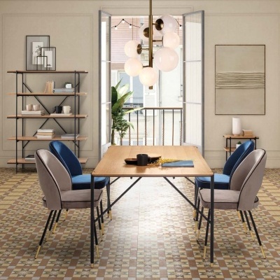 Sala de jantar com mesa retangular de madeira e cadeiras cinza e azuis, chão de mosaico e varanda aberta