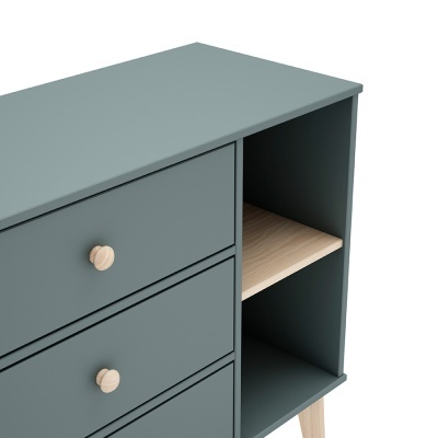Móvel cinzento com três gavetas e prateleira aberta em madeira clara