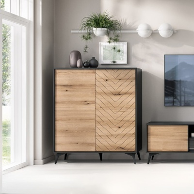 Móvel alto de madeira clara com padrões geométricos e estrutura preta numa sala luminosa