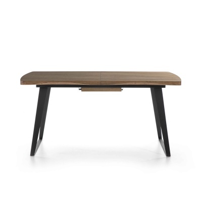 Mesa de jantar retangular com tampo de madeira e pernas pretas inclinadas