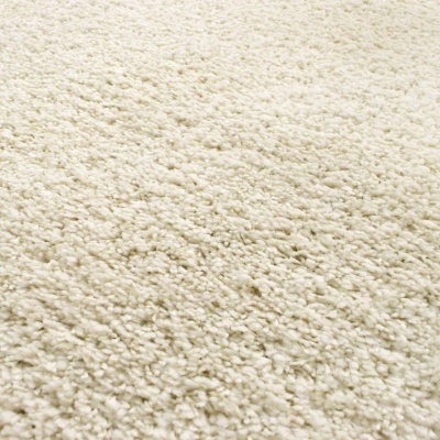 Tapete de pelo alto bege claro com textura felpuda