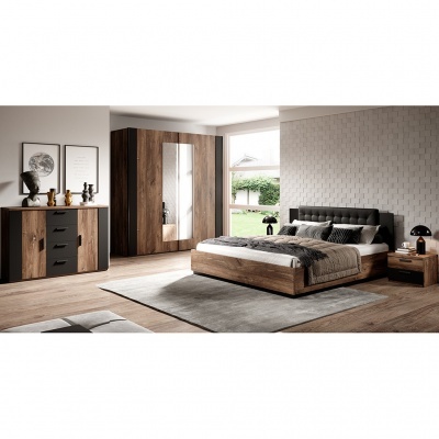 Quarto decorado com cama de madeira castanha e cabeceira preta, cómoda, roupeiro com espelho e tapete cinza