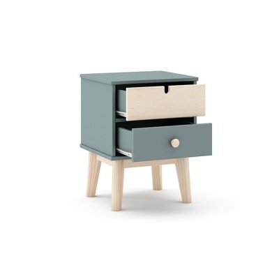 Mesa de cabeceira cinza com gavetas de madeira clara e pernas em madeira clara