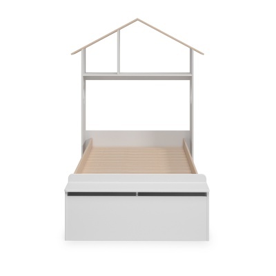 Cama infantil com estrutura em madeira branca em formato de casa