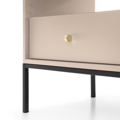 Detalhe de gaveta bege com puxador dourado e estrutura preta