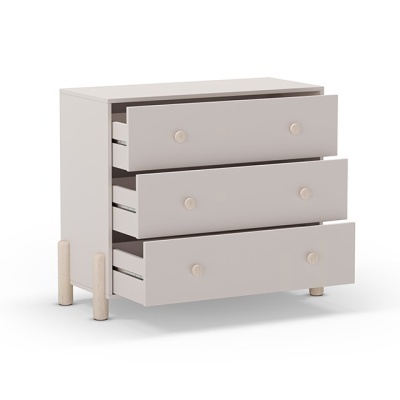 Cómoda branca com três gavetas abertas e puxadores redondos