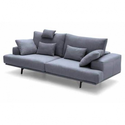 Sofá cinzento de três lugares com almofadas, pernas metálicas pretas, em fundo branco