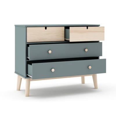 Cómoda azul com gavetas de madeira clara e puxadores redondos