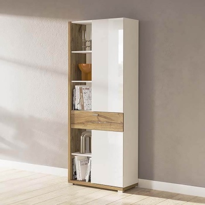 Móvel alto branco e madeira com prateleiras e objetos decorativos