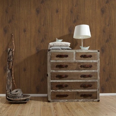 Cómoda rústica em madeira com gavetas e decoração numa sala de madeira