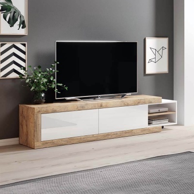 Móvel TV de madeira clara e portas brancas com decoração e quadros na parede