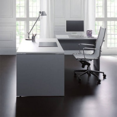 Escritório moderno com secretária branca, cadeira giratória branca, computador e candeeiro de secretária