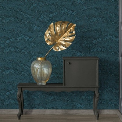 Mesa preta com vaso de vidro e folha dourada em fundo azul escuro