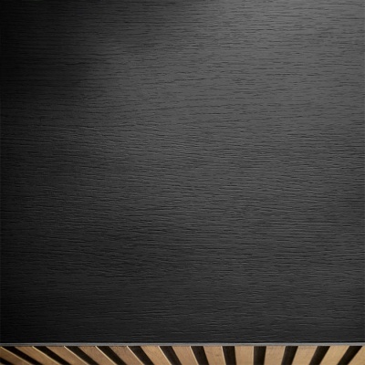 Superfície preta texturizada com ripas de madeira clara na parte inferior