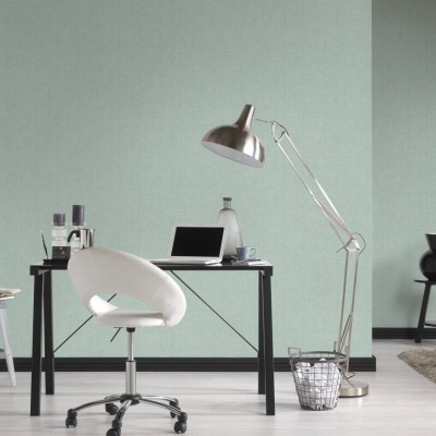 escritório moderno com secretária, cadeira branca, candeeiro de pé e parede verde clara