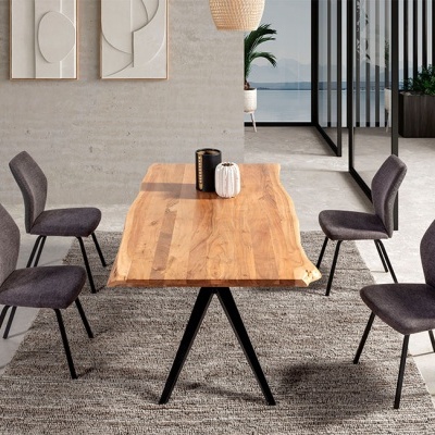 Mesa de jantar em madeira natural com seis cadeiras cinza escuro num ambiente moderno.