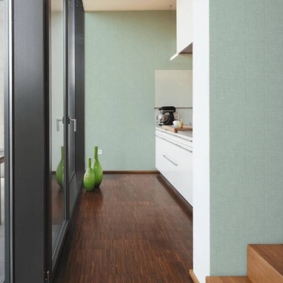 Cozinha moderna com chão de madeira, paredes verdes e escadas de madeira