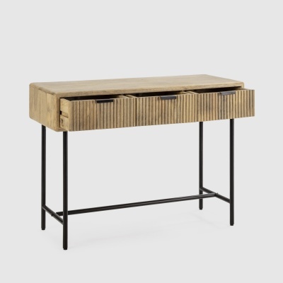 Mesa de consola madeira natural com três gavetas ripadas e pernas metálicas pretas
