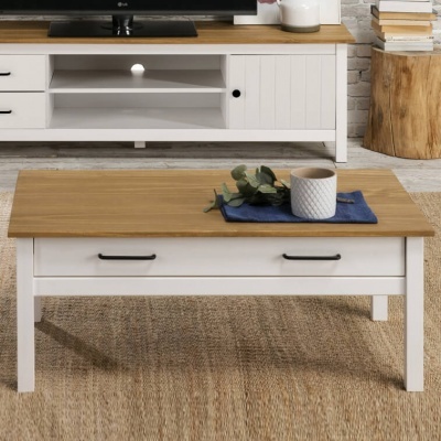 Mesa de centro de madeira clara e branca com decoração em ambiente interior