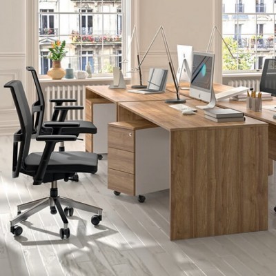 Escritório moderno com secretárias em madeira clara, cadeiras pretas e monitores Apple iMac