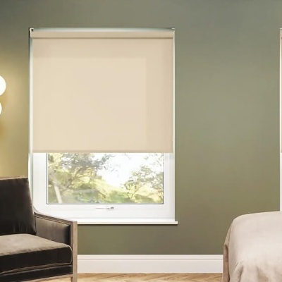 Sala interior com estores bege e móveis