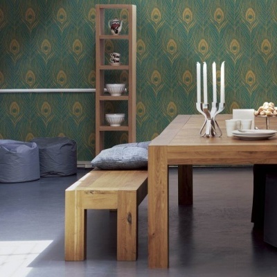 sala de jantar com mesa e banco de madeira, castiçal, pratos e estante com objetos decorativos