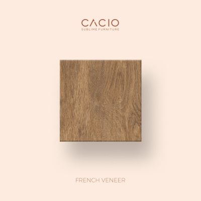 Amostra quadrada de madeira castanha com padrão de veios em fundo bege com texto CACIO e FRENCH VENEER