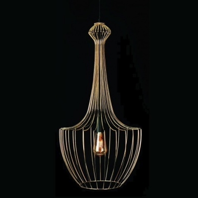 Candeeiro pendente de metal dourado em aramada com lâmpada visível