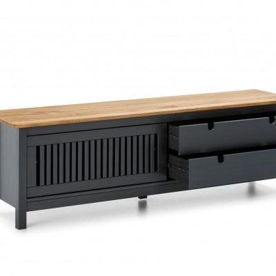 móvel de TV em madeira preta com tampo de madeira clara e gavetas abertas