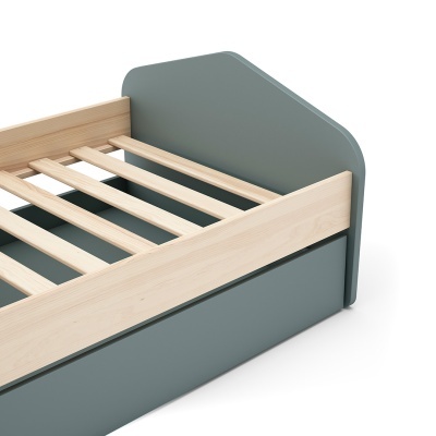 Cama individual de madeira com laterais claras e base cinza esverdeada