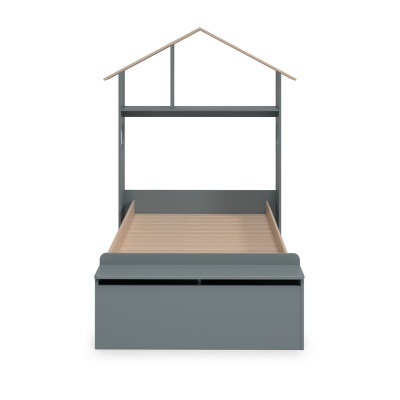 Cama infantil em forma de casa com estrutura cinzenta e ripas em madeira clara