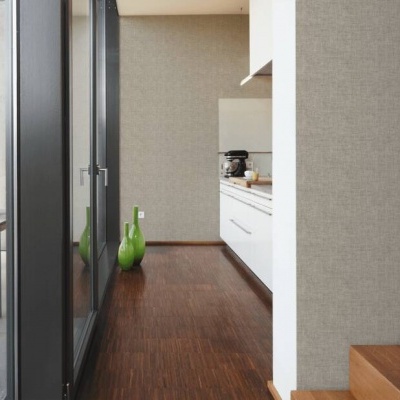 Cozinha moderna com chão de madeira, parede cinza texturizada e varanda com mesa e cadeiras brancas