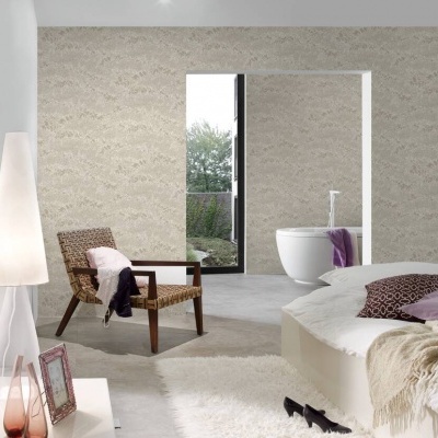 Quarto moderno com cama branca, cadeira de madeira, tapete branco felpudo e janela para jardim com banheira.