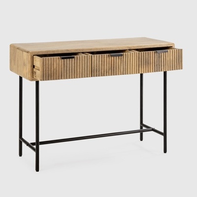 Mesa de apoio em madeira clara e estrutura preta