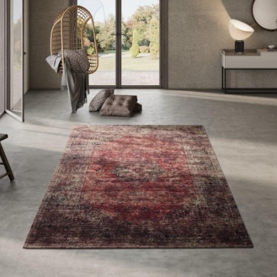 Tapete decorativo vermelho vintage numa sala moderna com cadeira rattan e móveis claros