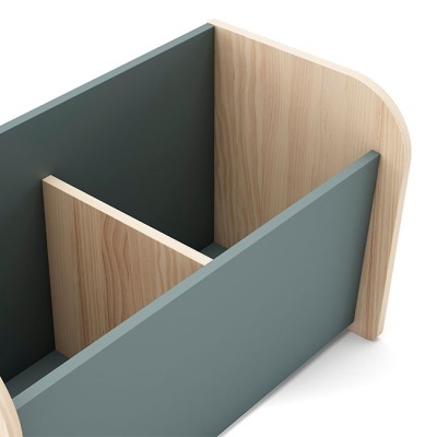 Organizador de madeira verde cinza com divisórias internas e laterais em madeira clara