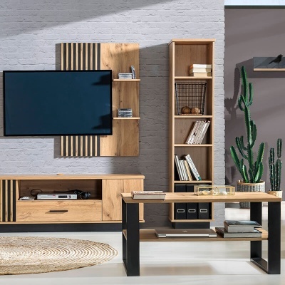 Móveis de sala modernos em madeira clara e preto com TV, estante alta, mesa de centro e plantas