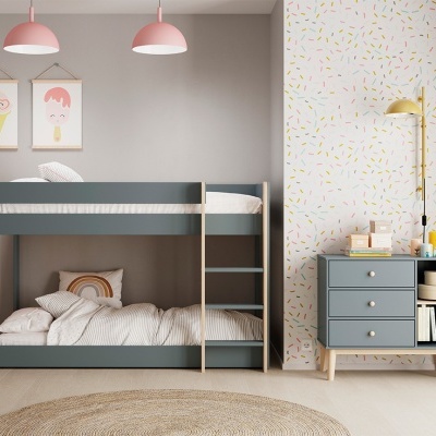 Quarto infantil com cama beliche cinza, cómoda cinza e papel de parede colorido