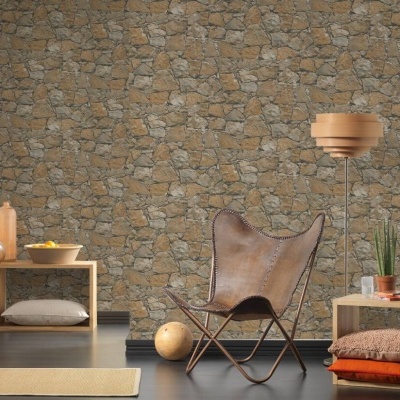 Sala com parede de pedra, cadeira de couro e mobiliário de madeira claro