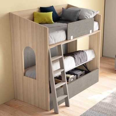 Beliche de madeira clara com escada cinza e almofadas coloridas