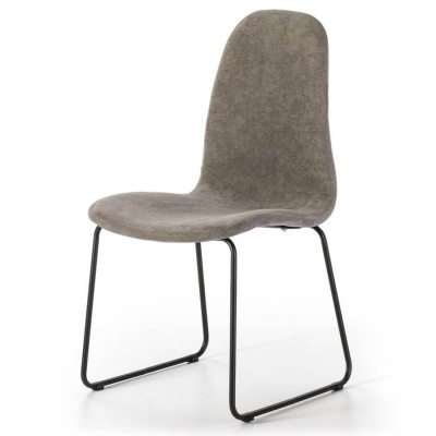 Cadeira estofada castanha com pernas pretas de metal